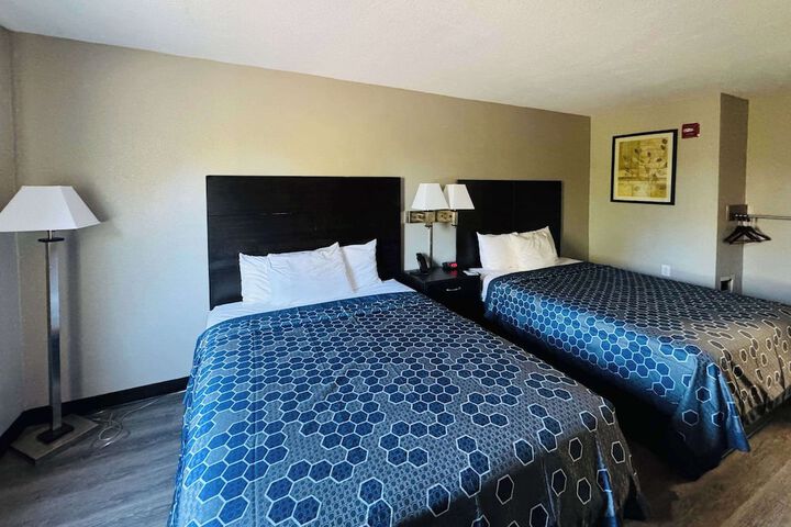 2 Queen Beds (1 of 7)