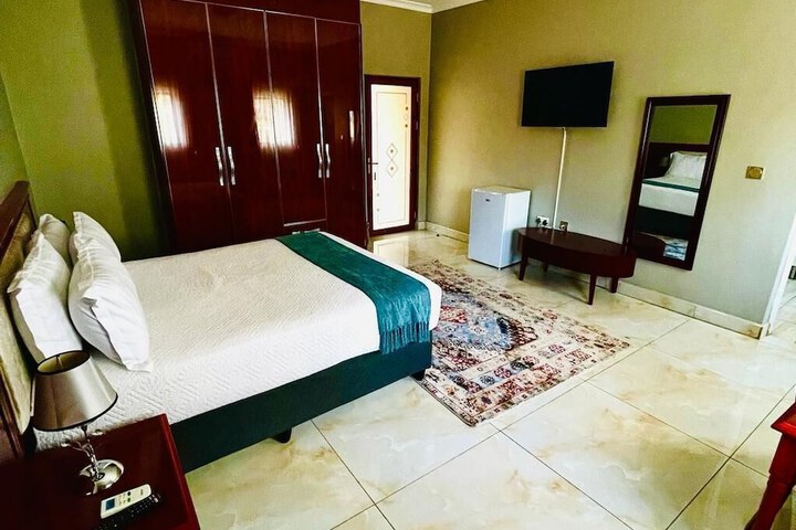 Room 5 of 17