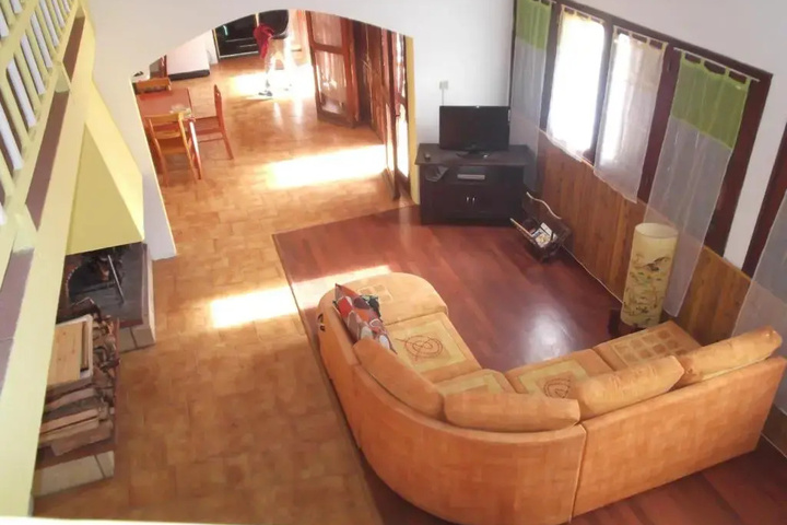Room 5 of 9