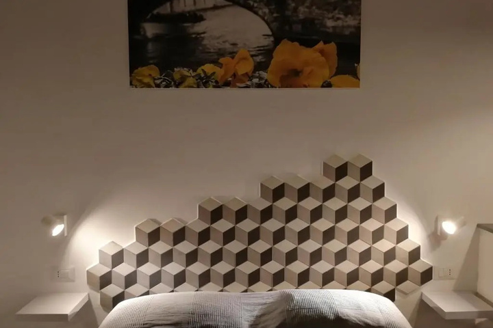 Room 5 of 16