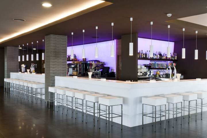Lounge 108 of 153