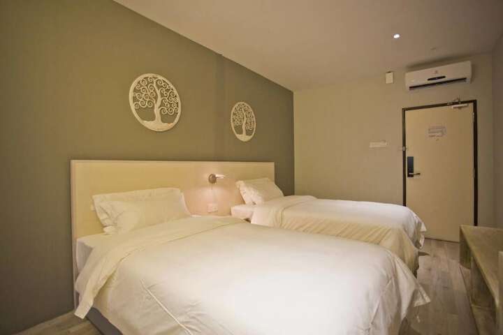 Room 10 of 37