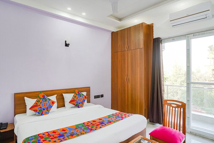 Room 17 of 28