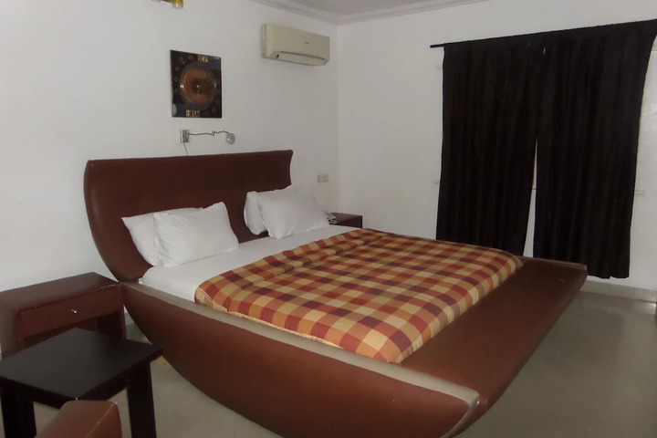 Room 6 of 9