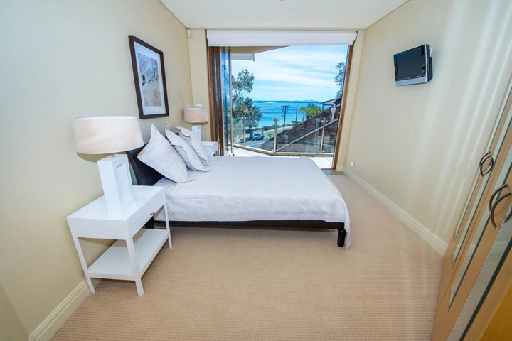 Room 4 of 12