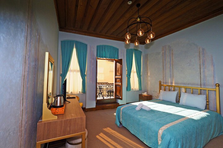 Room 4 of 18