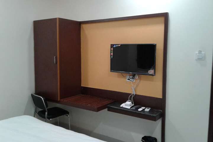 Room 11 of 12