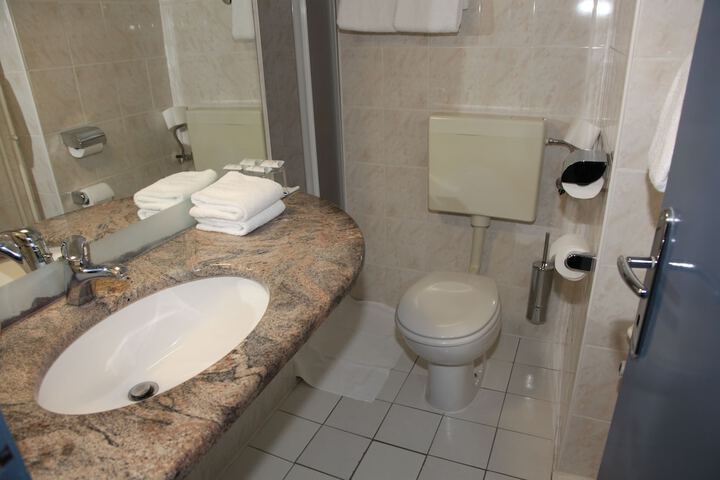 Room 5 of 16