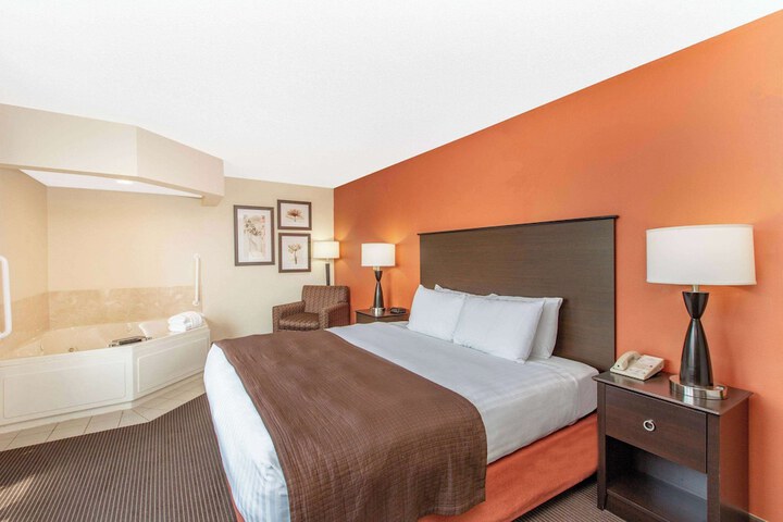 1 King Bed (5 of 14)