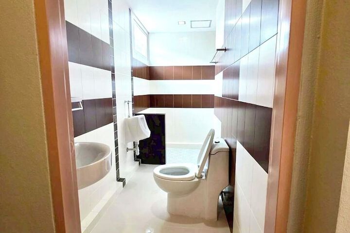 Room 21 of 32