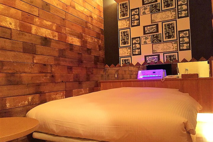 Room 4 of 9