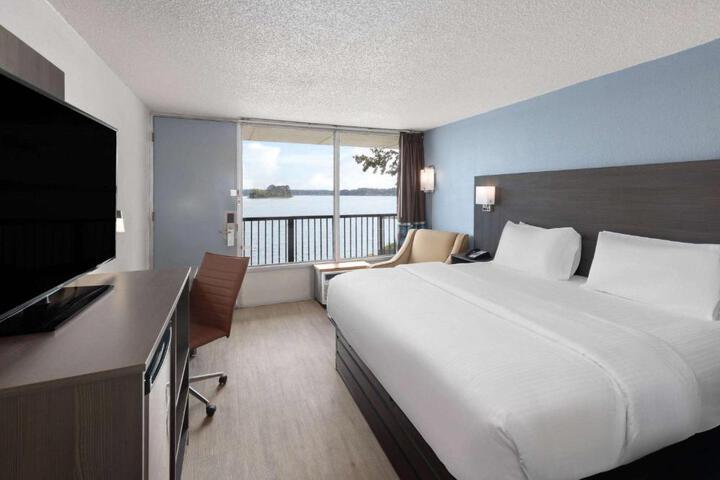 1 King Bed | (4 of 7)
