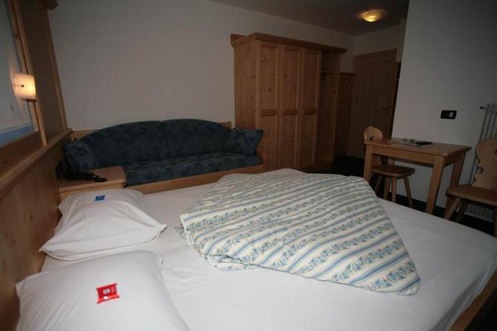 Room 6 of 33
