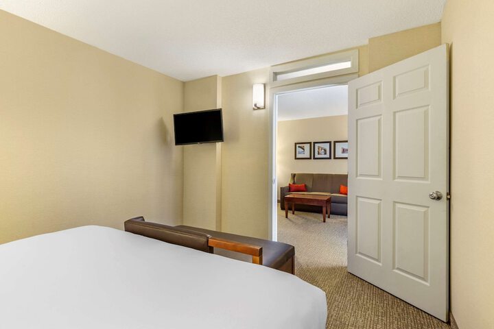 1 King Bed (13 of 19)