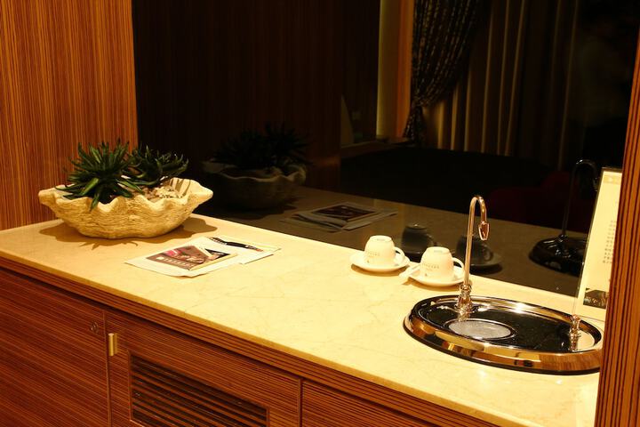 Lounge 12 of 22