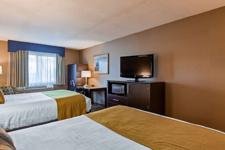 2 Queen Beds Microwave and Refrigerator WiFi Full Breakfast (5 of 12)