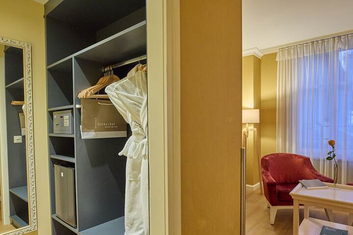 Room 6 of 118