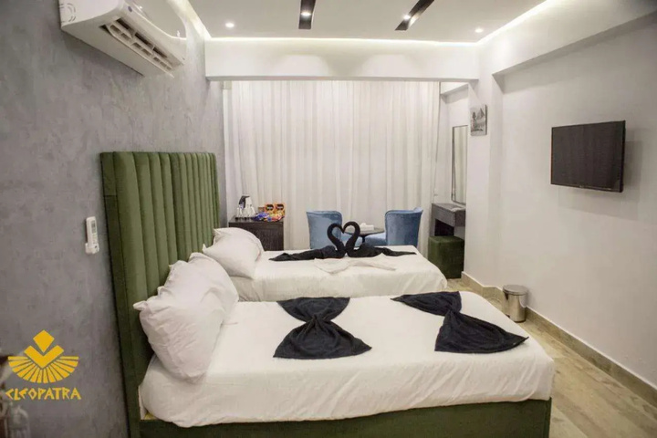 Room 4 of 9