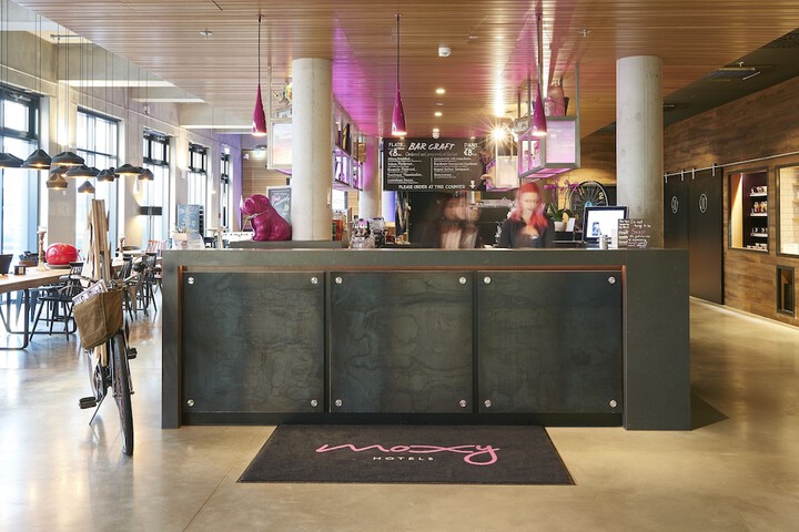 Check-in/check-out kiosk