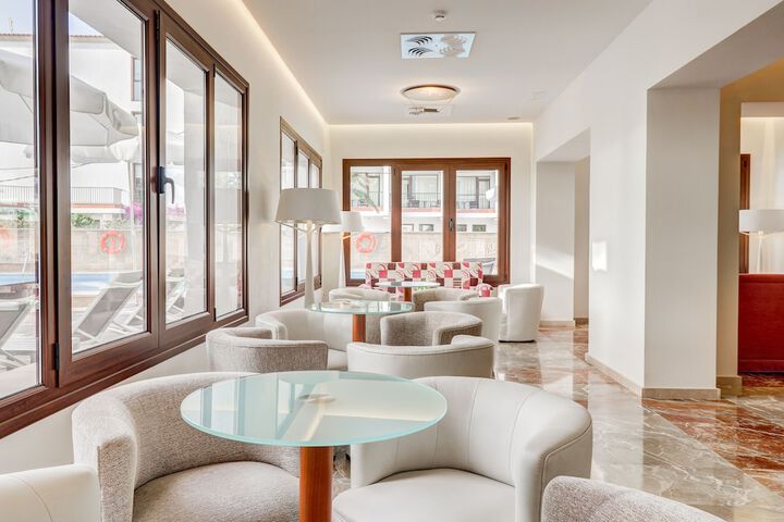 Lounge 50 of 65