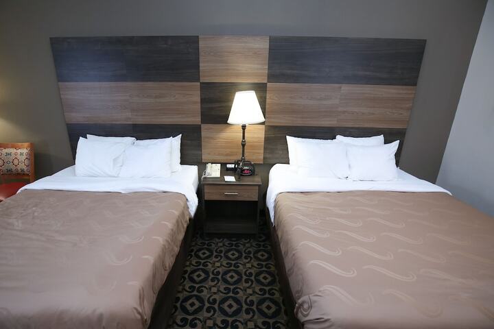 2 Queen Beds (5 of 7)