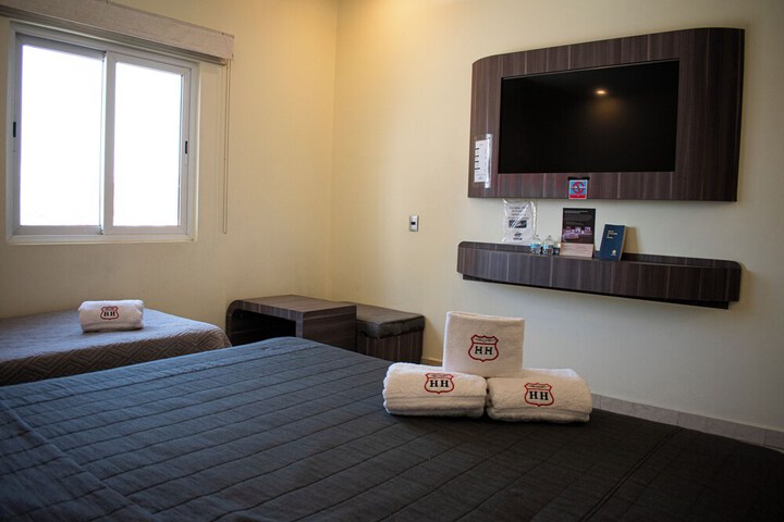 Room 4 of 9