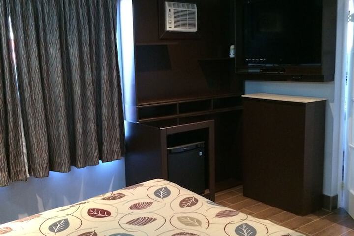 Deluxe Queen Bed (41 of 58)