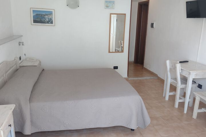Room 6 of 28