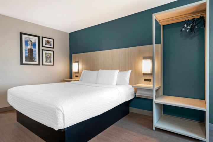 1 King Bed High Speed Internet Accessible 50 Inch Flat Screen Television Microwave and Refrigerator, Coffee Maker, Hairdryer Full Breakfast (1 of 12)