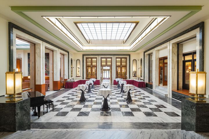 Lobby lounge