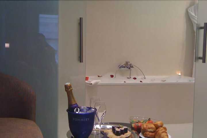 Room 16 of 32