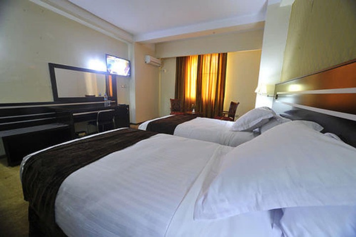 Room 11 of 38