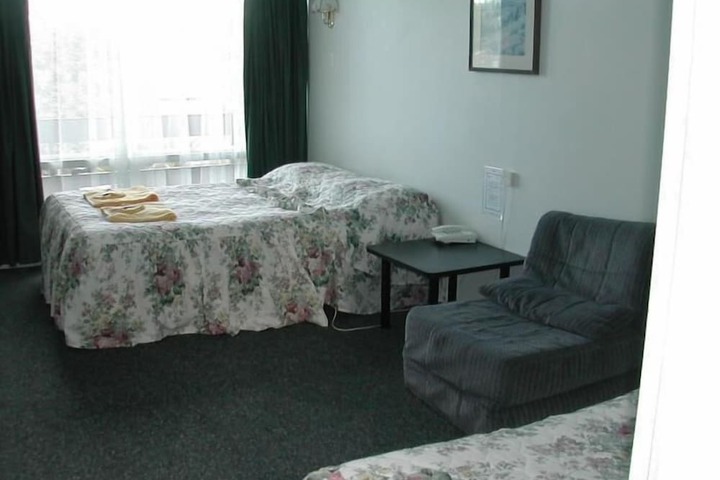 Room 3 of 12