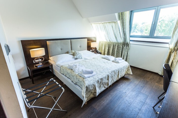 Room 5 of 83