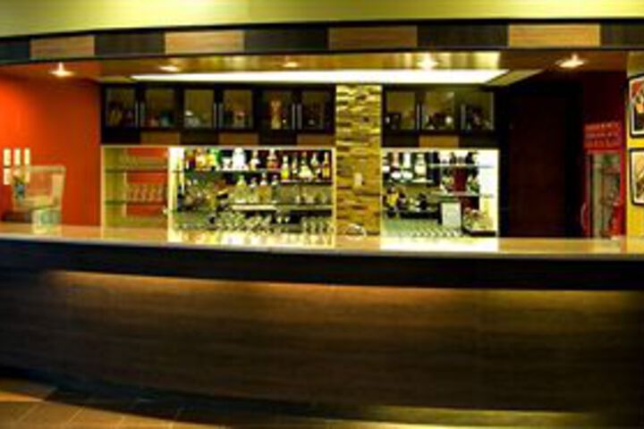 Lounge 15 of 32