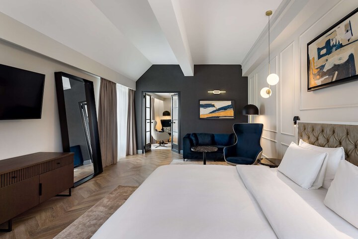 Room 18 of 106
