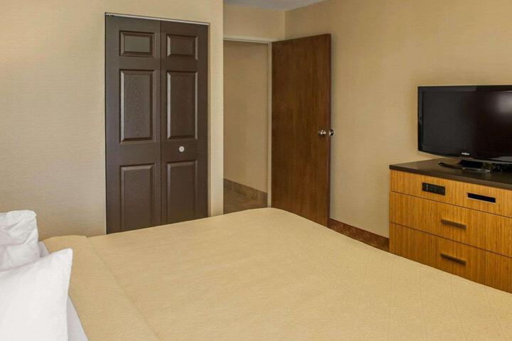 1 King Bed (7 of 7)