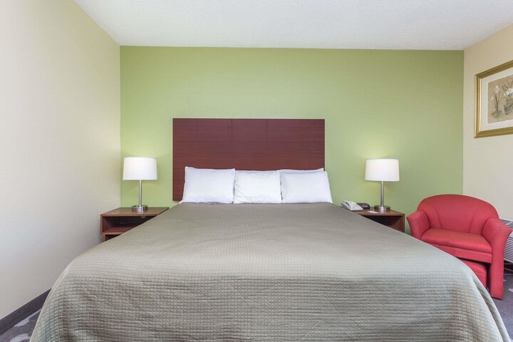1 King Bed (2 of 7)