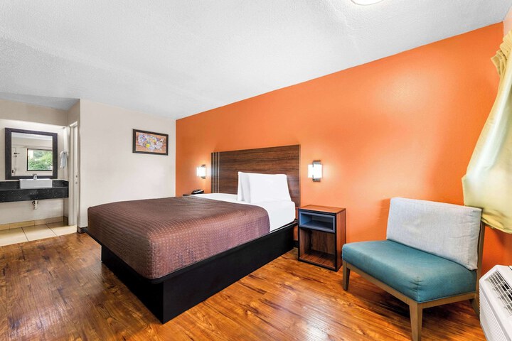 1 King Bed (3 of 22)