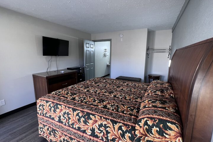 Room 8 of 16