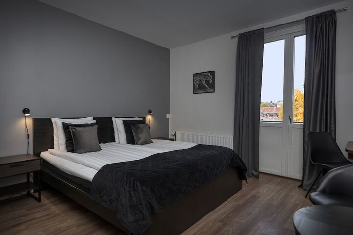 Room 2 of 28