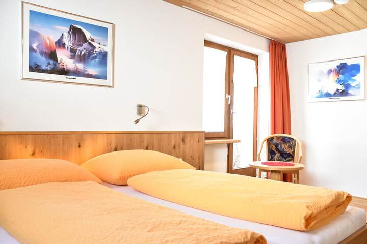 Room 5 of 76