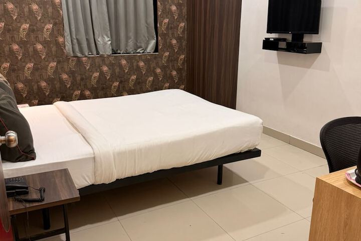 Room 10 of 14