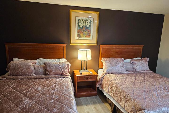 2 Queen Beds (7 of 8)
