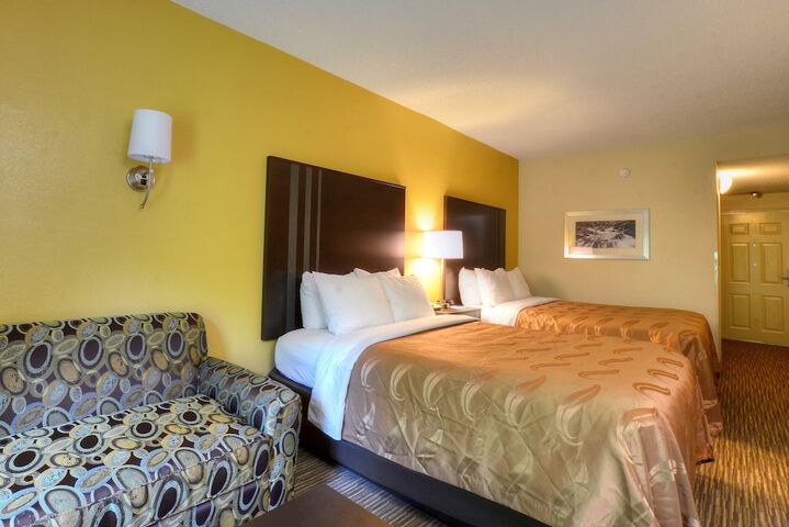 1 Queen Bed Accessible (5 of 13)