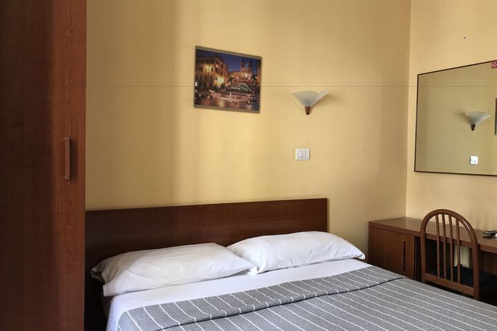 Room 10 of 28