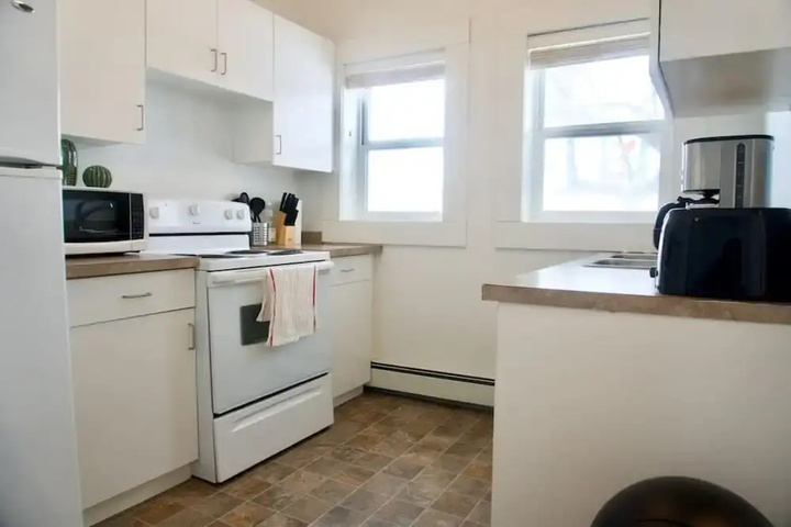 The Best Rental in Moose Jaw Large 2 br Parking Coffee