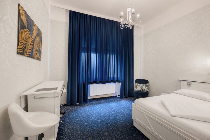 Room 4 of 12