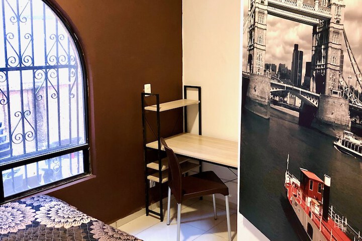 Room 4 of 18