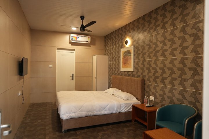 Room 5 of 17